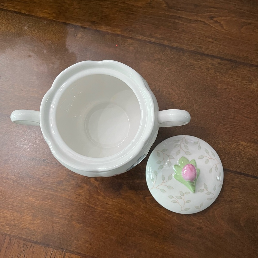Lenox butterfly meadow white with flowers and butterfly sugar bowl, 5” x 6.25” - Picture 4 of 4